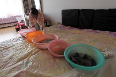 昭苏楼上漏水，住户失联，小区没物管，业主维权难！律师来支招……